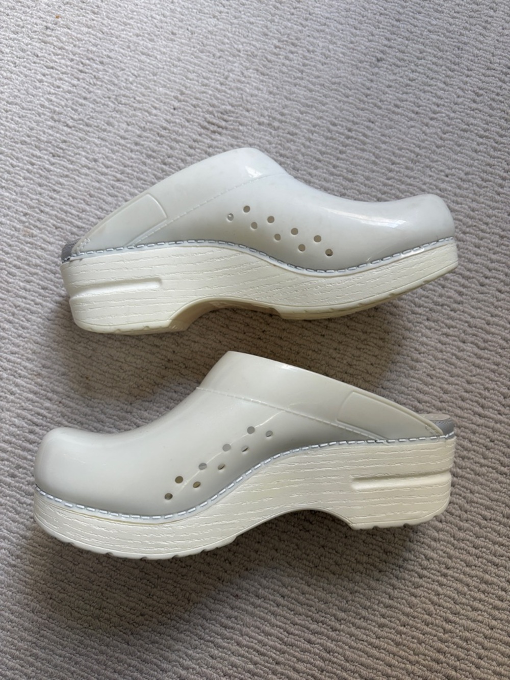 Dansko Shiny White Sonja Clogs NWOT